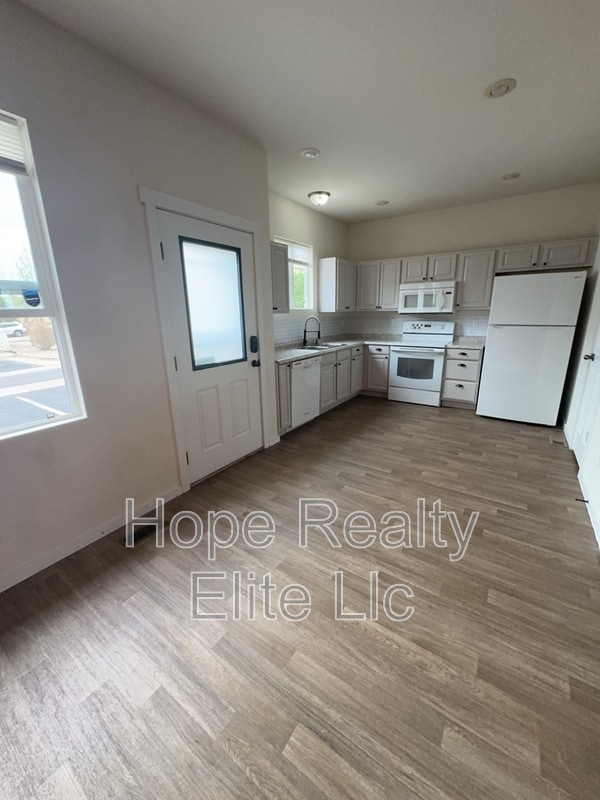 Building Photo - 5198 Dovetail Ln