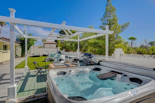 Building Photo - Beautiful single-story custom home featuri...