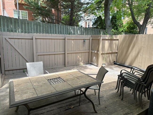 Building Photo - 3200 Seven Pines Ct