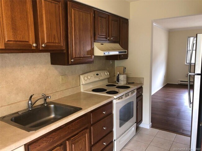 Building Photo - 6 Bouton St E