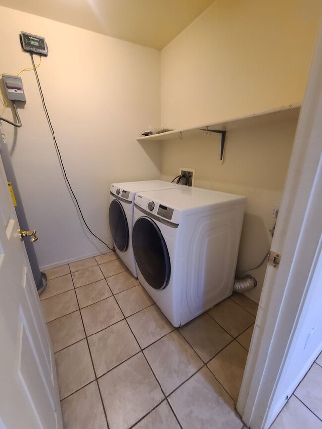 Building Photo - Beautiful 3 bedroom 2 bathroom with washer...