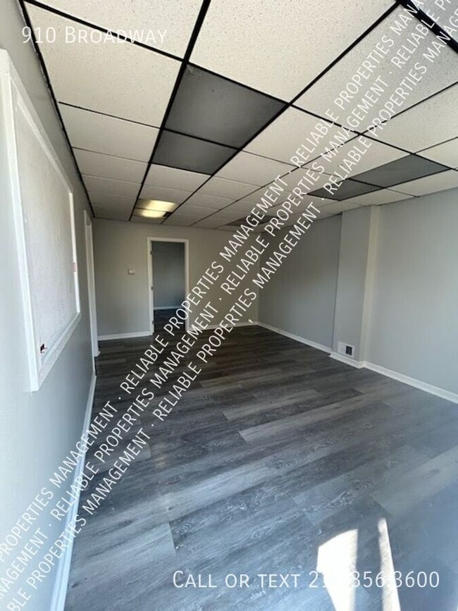 Building Photo - 910 Broadway-