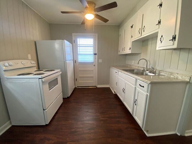Building Photo - 2 Bedroom Apartment Near Downtown