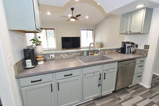 Building Photo - 1915 W Mulhuland Ct