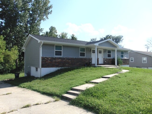 Building Photo - Newly Remodeled 4 Bed 2 Bath Duplex!