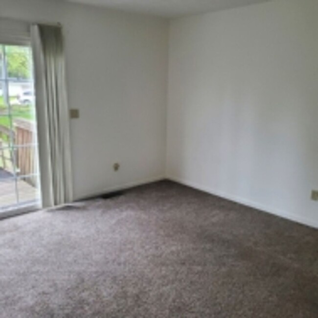 Building Photo - 2/3 Bed Room 1 ½ Townhouse for rent.