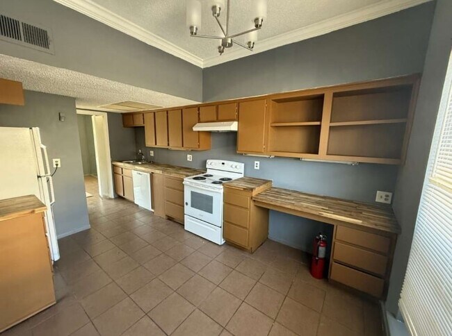 Building Photo - 7700 Creekbend Dr