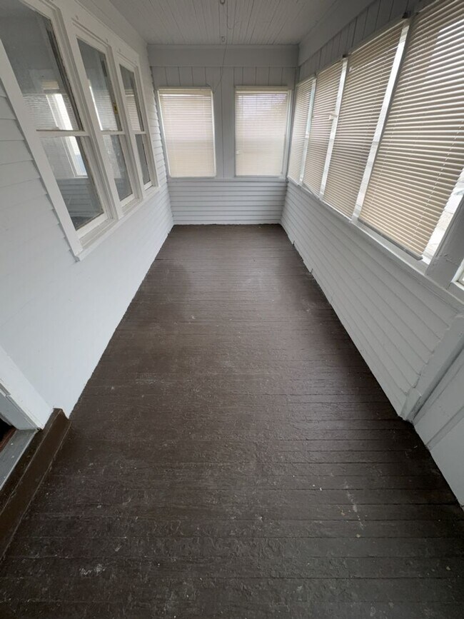 Building Photo - 960 W Delaware Ave