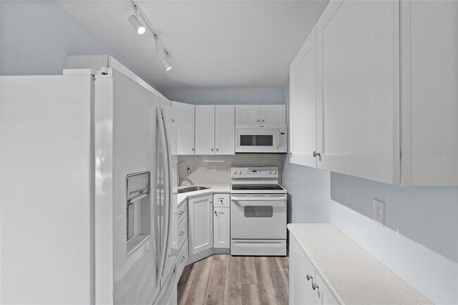 Building Photo - 209 NE Lincoln Cir N