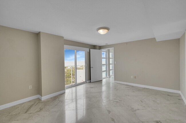 Building Photo - 7600 Collins Ave