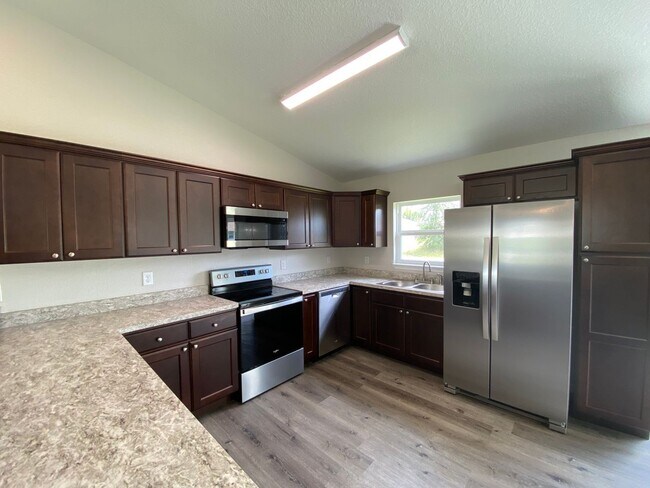 Building Photo - Desirable SE Neighborhood - 3/2/2 Silver Spring Shores **Available NOW**