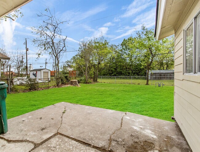 Building Photo - 303 Brown Dr