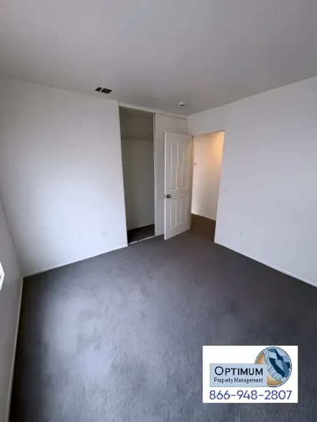 Building Photo - Beautiful 3 Bedroom, 2 Bathroom Home with Versatile Living Spaces