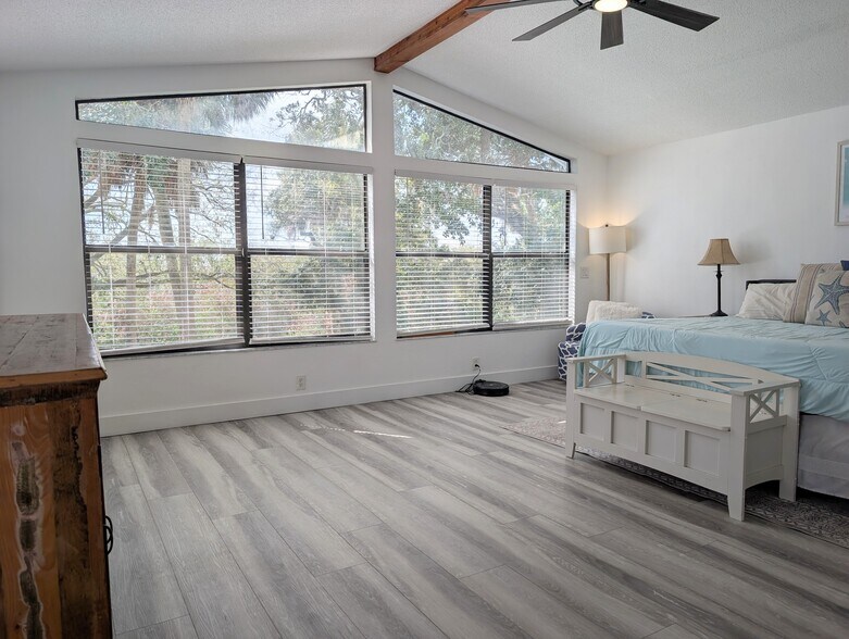 Upstairs bedroom - 4440 Saxon Dr