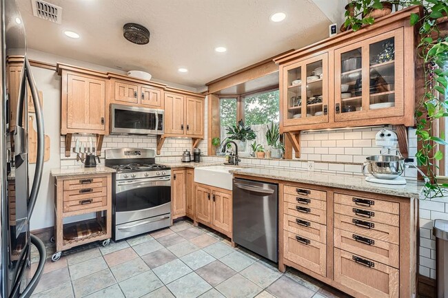 Building Photo - 5306 Summer Cir