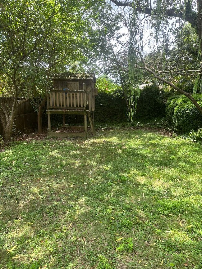 Building Photo - 2702 Ridge Rd Dr