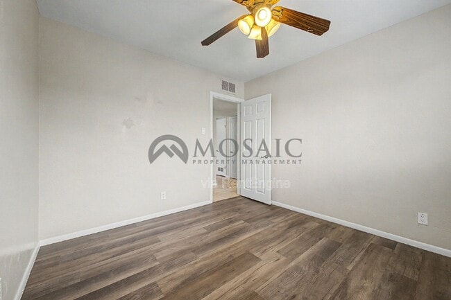 Building Photo - 1531 W 7th St