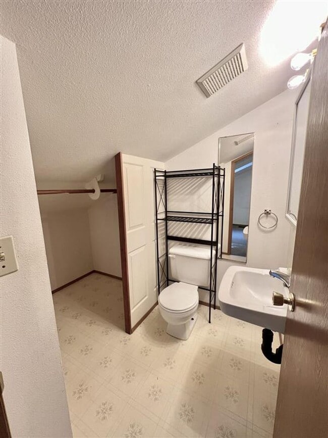 Building Photo - Relaxed 2-Bed, 1.5-Bath Home in a Quiet Gi...