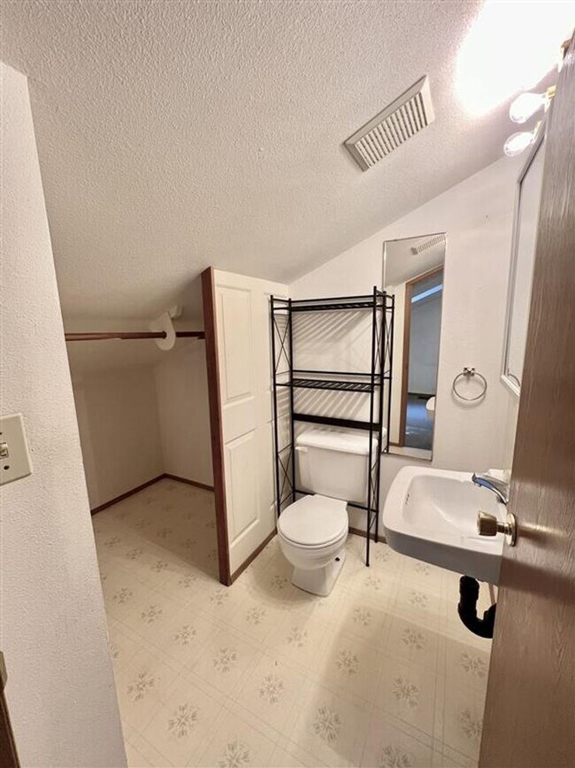 Building Photo - Relaxed 2-Bed, 1.5-Bath Home in a Quiet Gig Harbor Spot