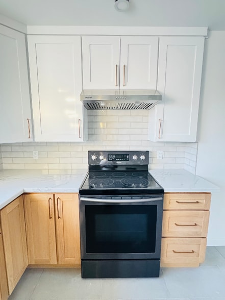 Building Photo - 889 W 8th St