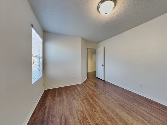 Building Photo - 16973 Scenic Knoll