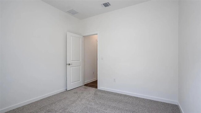Building Photo - 1813 Walnut Grv Bnd
