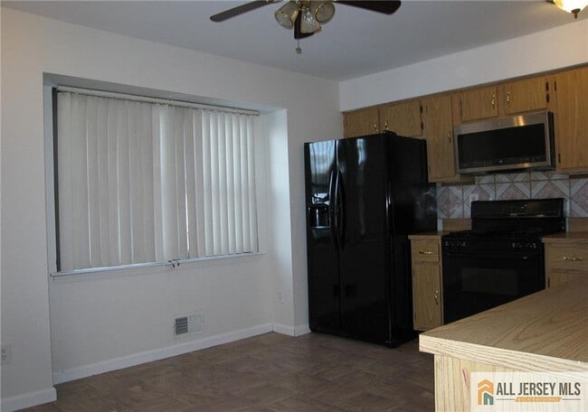 Building Photo - 6107 N Oaks Blvd