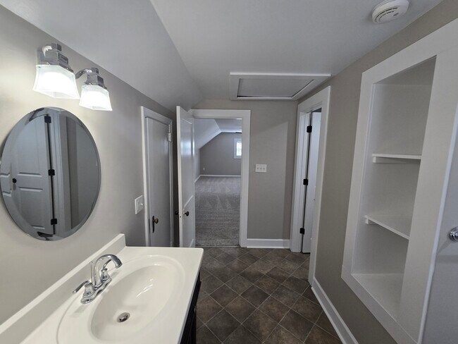 Building Photo - 4094 University Dr