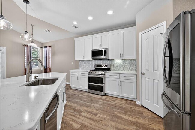 Building Photo - 15512 Interlachen Dr