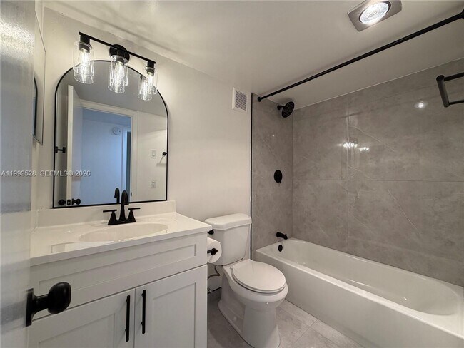 Building Photo - 400 Commodore Dr