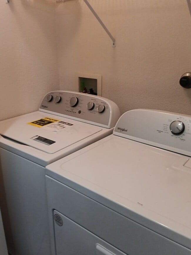 Building Photo - Beautiful 3 Bedroom 2 Bathroom Home Located in Ventana Ranch!!