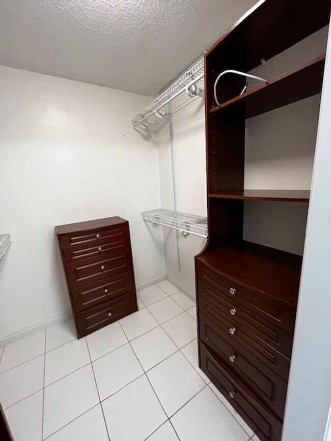 Building Photo - Beautiful 4 bedroom 2.5 bath home with lawncare, internet and security system included in rent