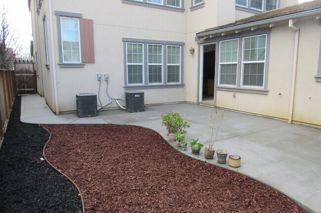 Building Photo - Gorgeous 4 Bed/3 Bath Mountain House Home ...