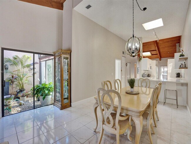 Building Photo - 2667 Parkview Dr S