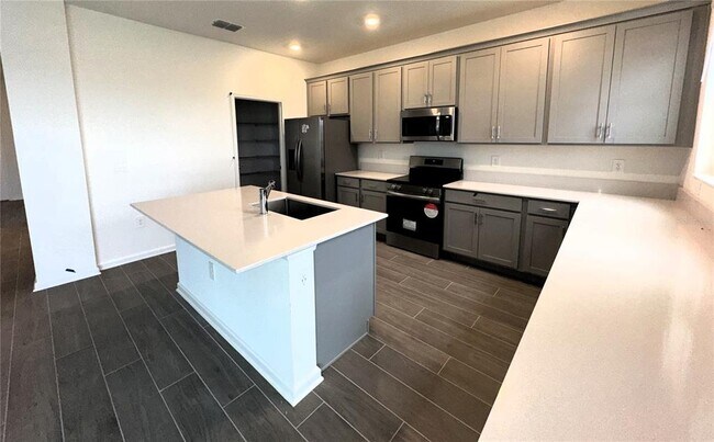 Building Photo - 2840 Fitness St