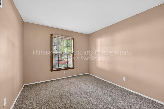 Building Photo - 1310 Petite Dr