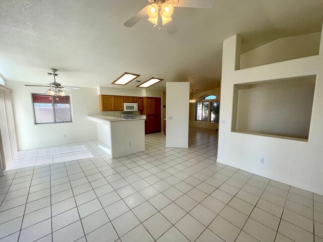 Building Photo - Great 3 Bedroom, 2 Bathroom Home in El Camino Village on the Parkway!