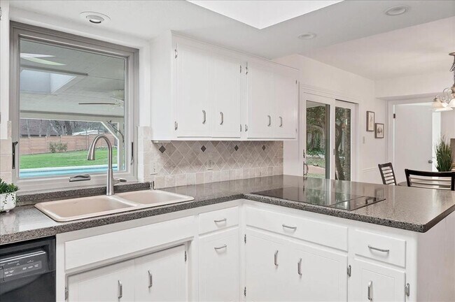 Building Photo - 9502 Castlewood Dr