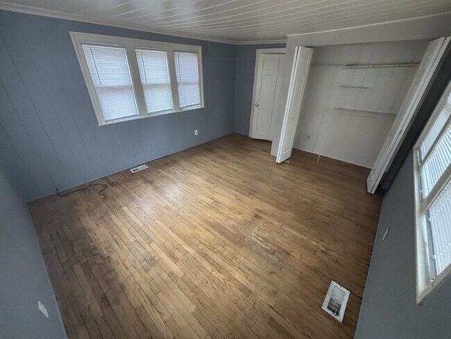 Building Photo - "Charming 2-Bed Duplex Gem in Grand Rapids – Perfect Location on Quarry Ave!"