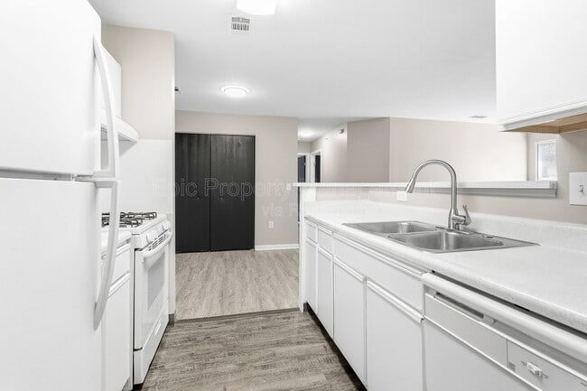 Building Photo - 9030 Charlotte Ct