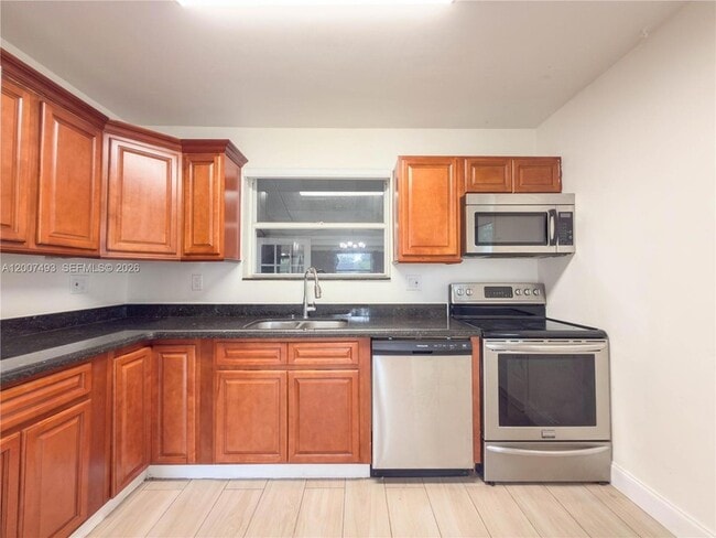 Building Photo - 410 Pinecrest Dr