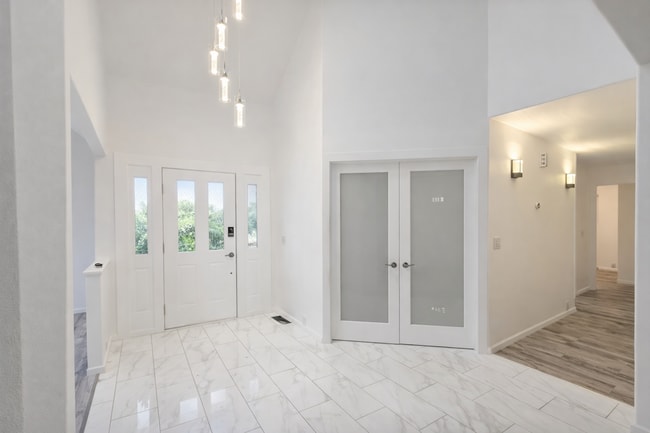 Building Photo - Executive 3 Bed Home with 3 Car Garage & Private Fenced Yard