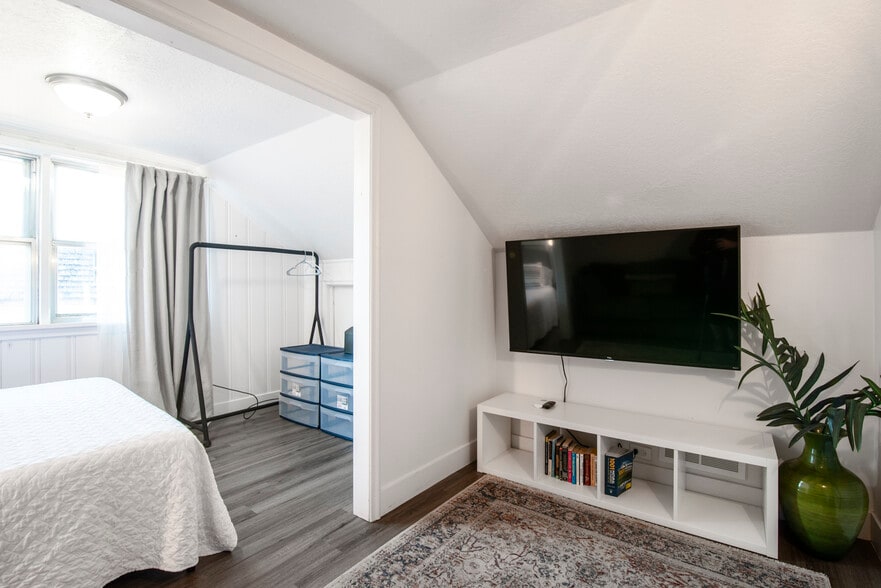 Building Photo - 1895 S 200 E