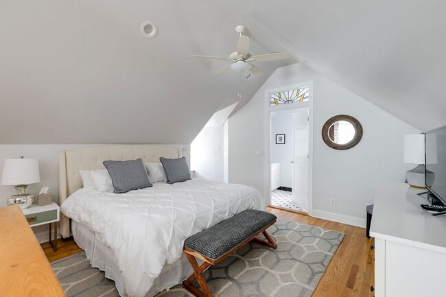 Building Photo - 5000 Bromley Ln