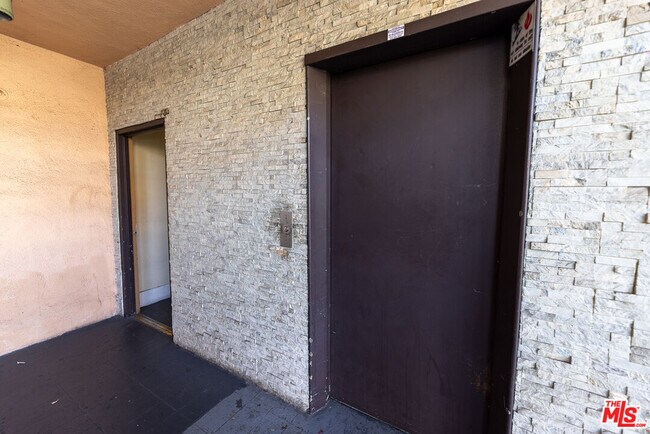 Building Photo - 947 Westmoreland Ave