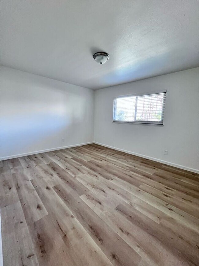 Building Photo - NEWLY RENOVATED South Redlands Home