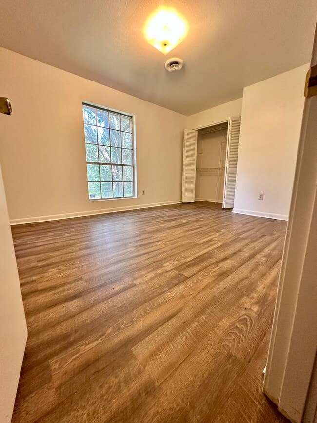 Building Photo - Very Spacious Home in North East Jackson!