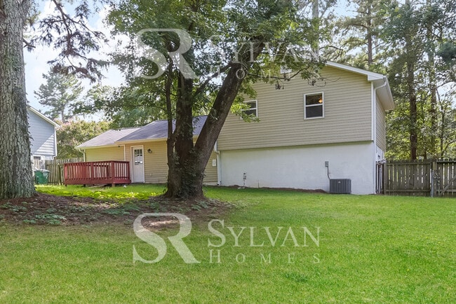 Building Photo - Don't miss out on this charming 3 BR 2 BA, home!