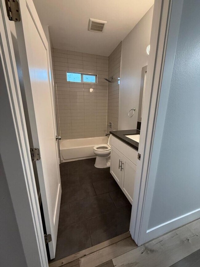 Building Photo - 85(221)