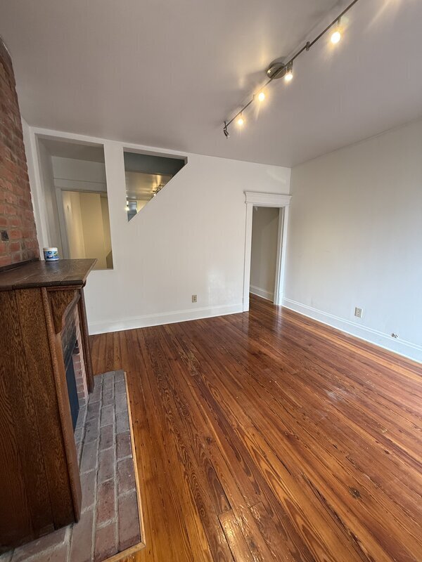 Building Photo - 458 E Sycamore St